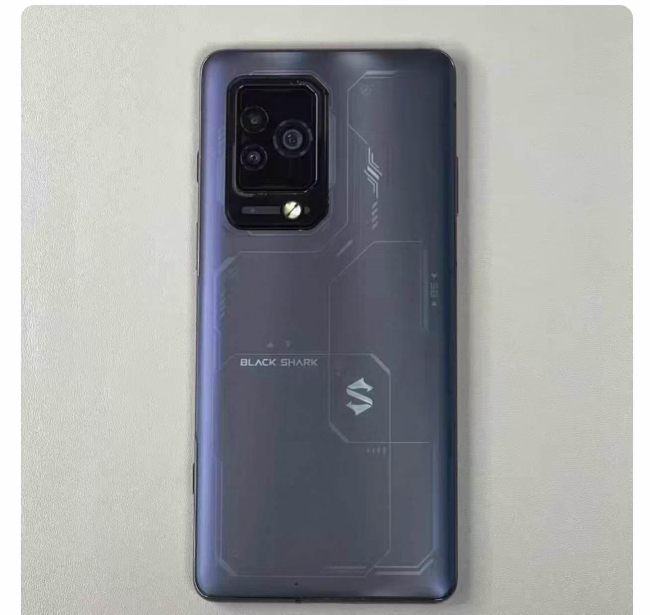黑鲨 5 Pro 游戏手机
